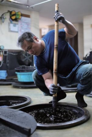 Experience Authentic Japanese Indigo Dyeing with Artisan in Tokushima